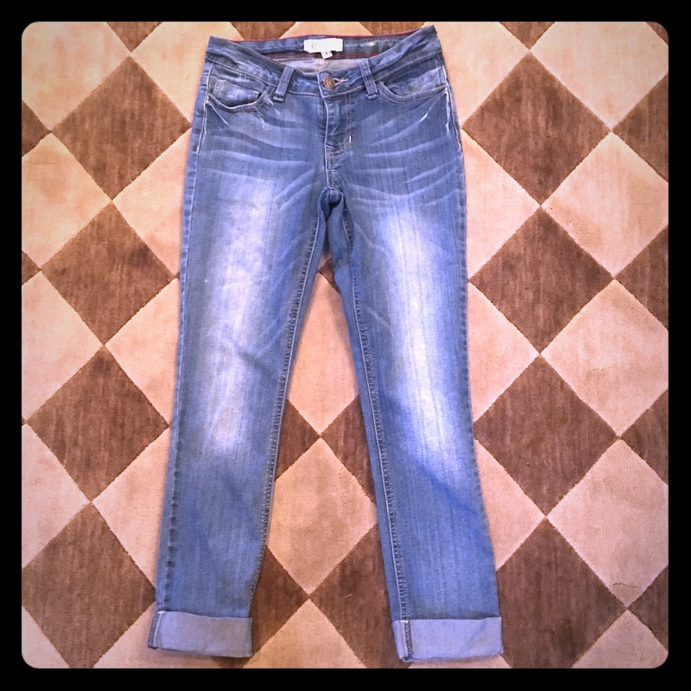 ❤️MARKDOWN❤️Cello cropped distressed denim jeans.